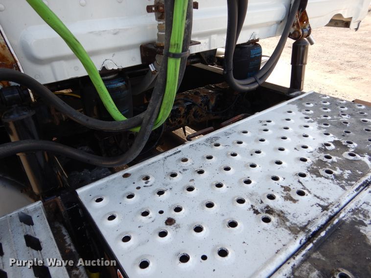 image for item EC9078 2013 Freightliner Cascadia semi truck