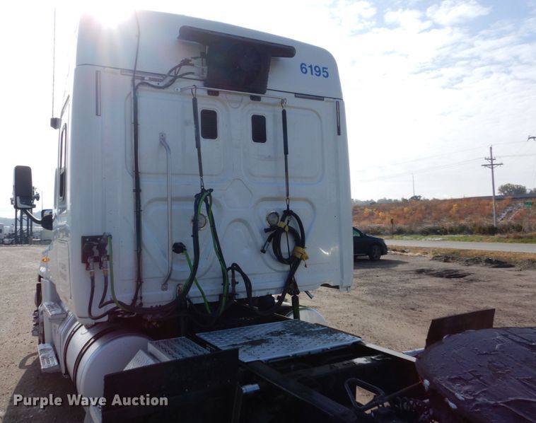 image for item EC9078 2013 Freightliner Cascadia semi truck