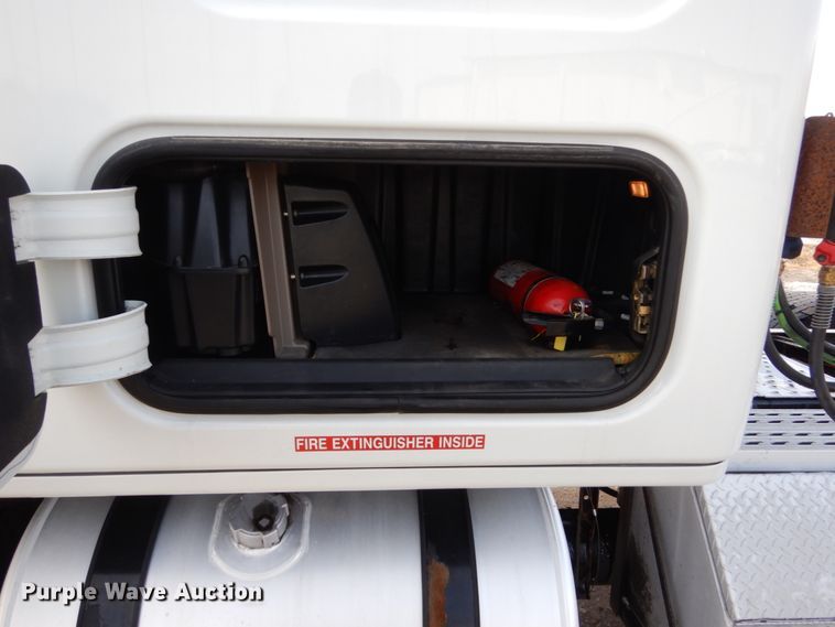 image for item EC9078 2013 Freightliner Cascadia semi truck