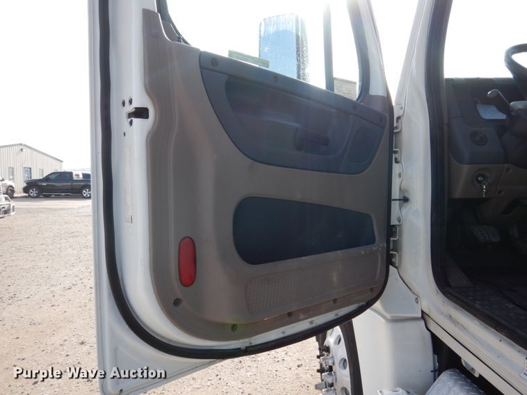 image for item EC9078 2013 Freightliner Cascadia semi truck