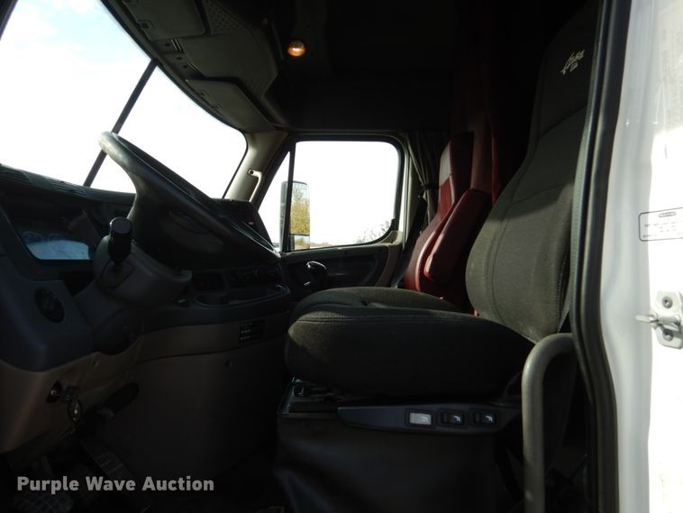 image for item EC9078 2013 Freightliner Cascadia semi truck