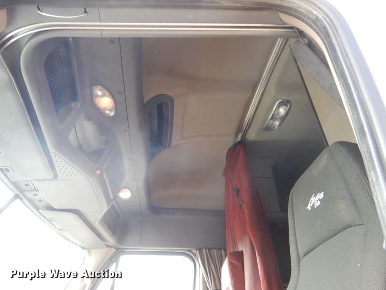 image for item EC9078 2013 Freightliner Cascadia semi truck