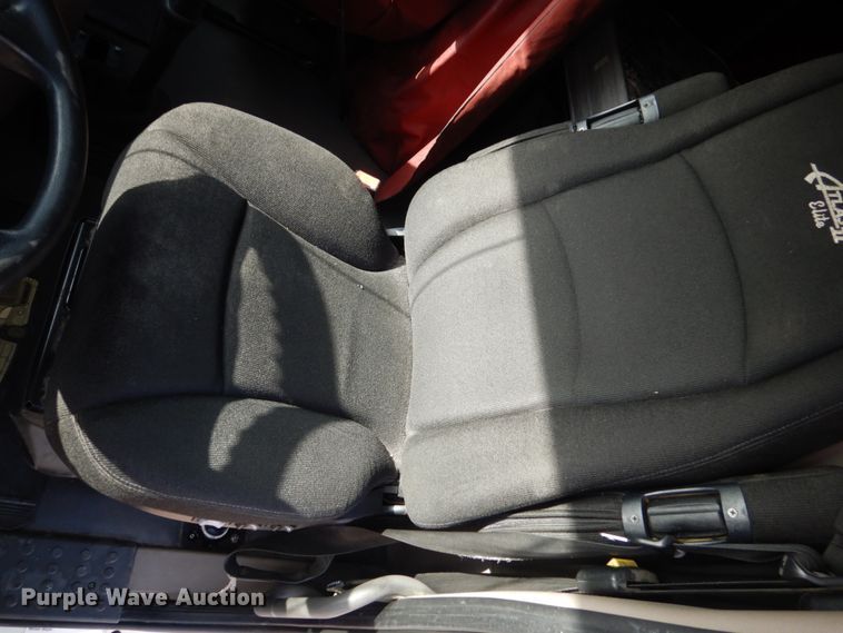 image for item EC9078 2013 Freightliner Cascadia semi truck