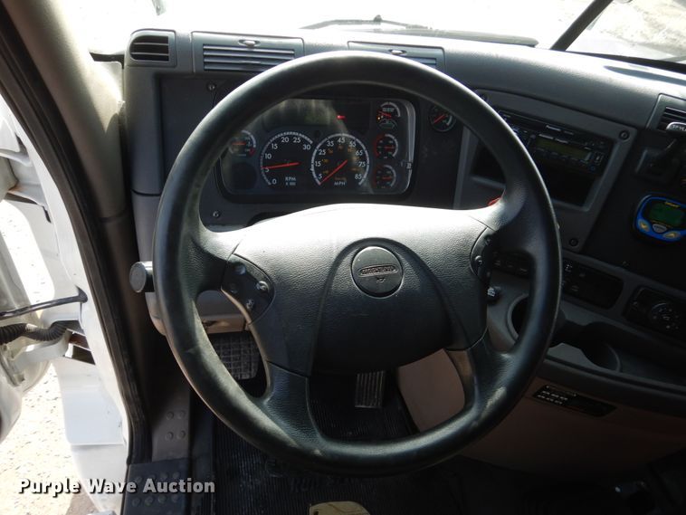 image for item EC9078 2013 Freightliner Cascadia semi truck