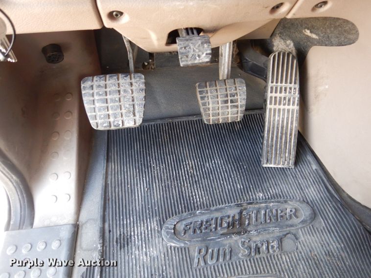 image for item EC9078 2013 Freightliner Cascadia semi truck