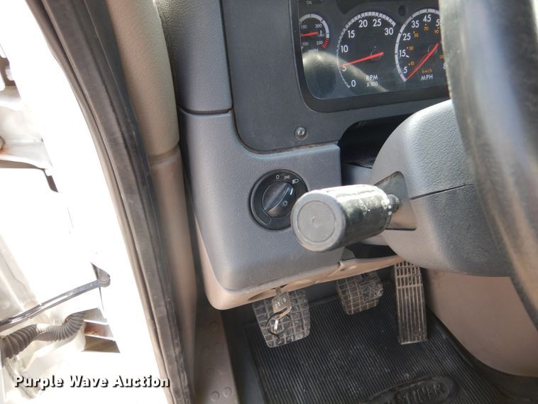 image for item EC9078 2013 Freightliner Cascadia semi truck