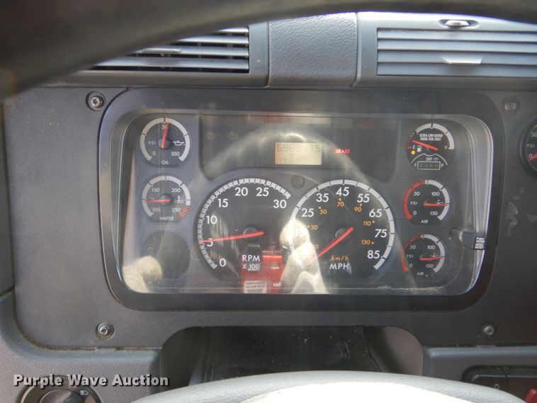 image for item EC9078 2013 Freightliner Cascadia semi truck