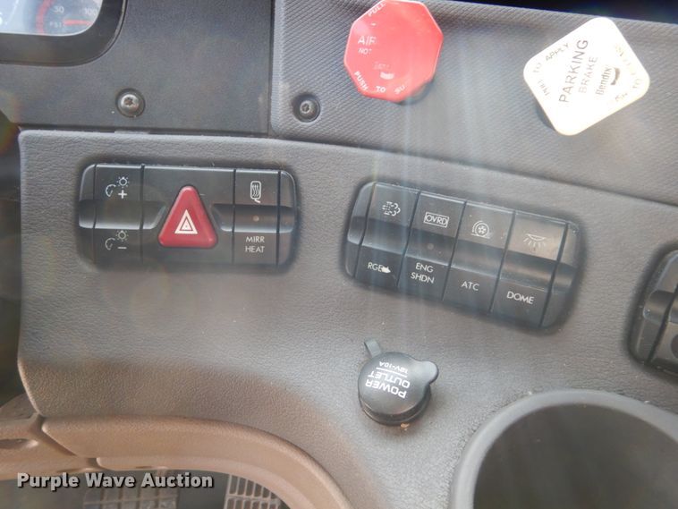 image for item EC9078 2013 Freightliner Cascadia semi truck