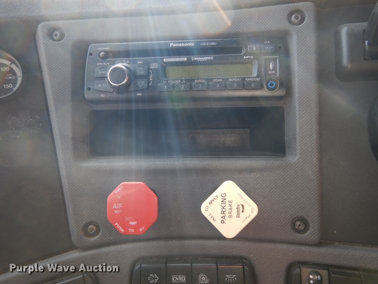 image for item EC9078 2013 Freightliner Cascadia semi truck