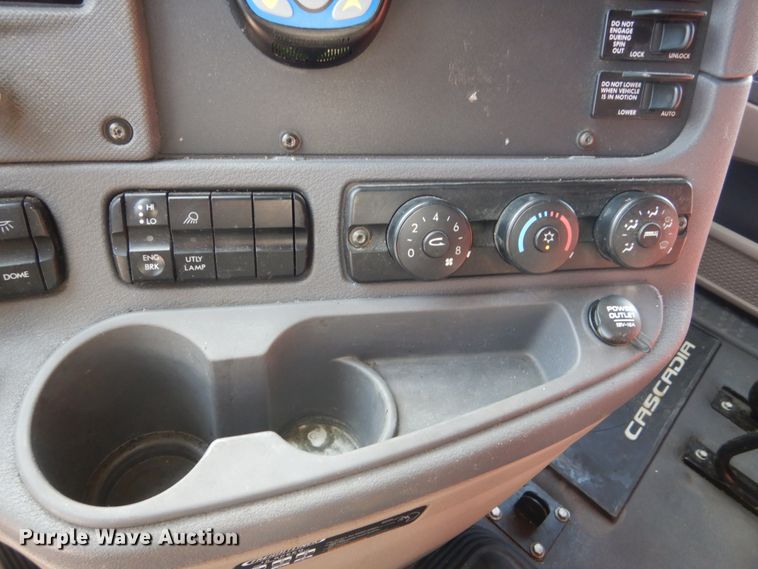 image for item EC9078 2013 Freightliner Cascadia semi truck