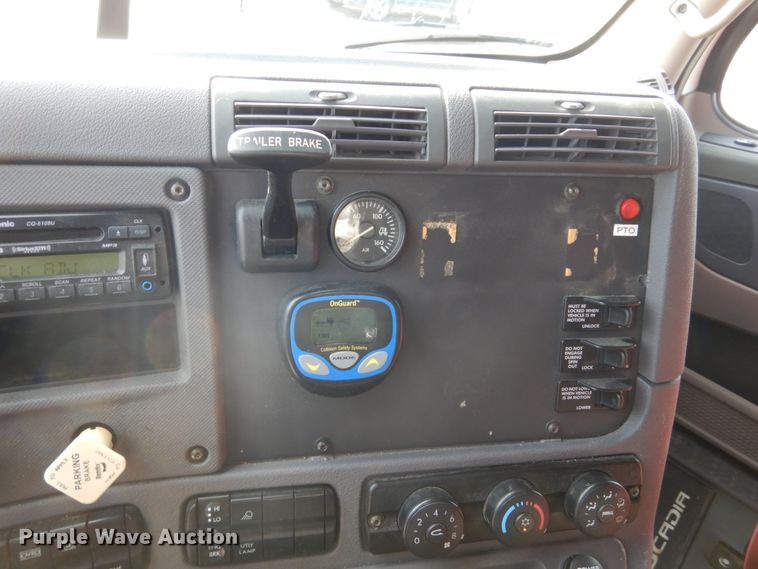 image for item EC9078 2013 Freightliner Cascadia semi truck