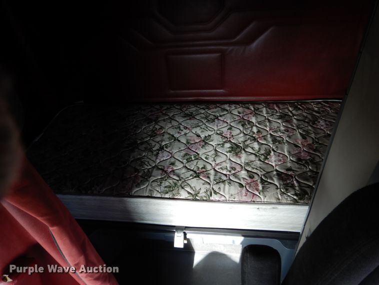 image for item EC9078 2013 Freightliner Cascadia semi truck