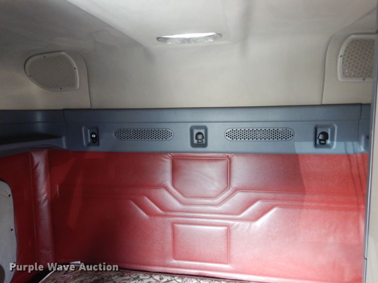 image for item EC9078 2013 Freightliner Cascadia semi truck