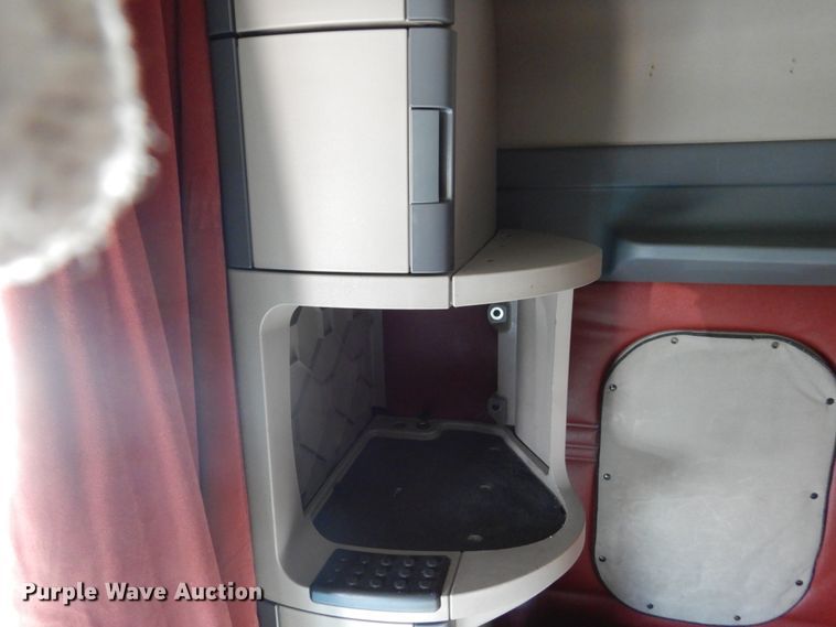 image for item EC9078 2013 Freightliner Cascadia semi truck