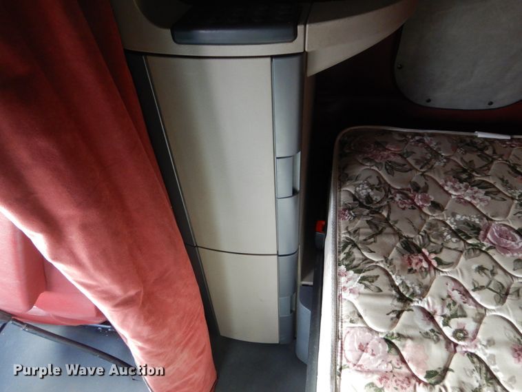 image for item EC9078 2013 Freightliner Cascadia semi truck