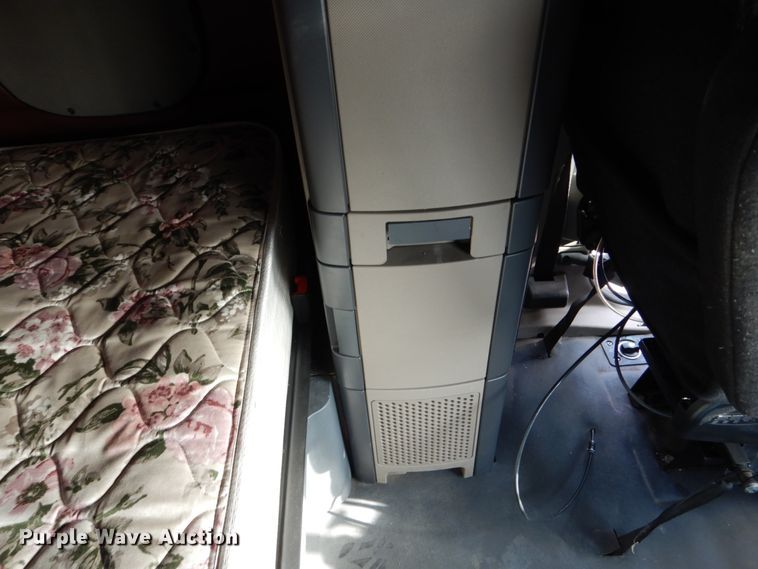 image for item EC9078 2013 Freightliner Cascadia semi truck