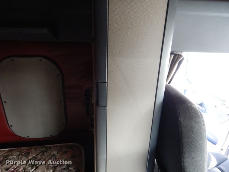 image for item EC9078 2013 Freightliner Cascadia semi truck