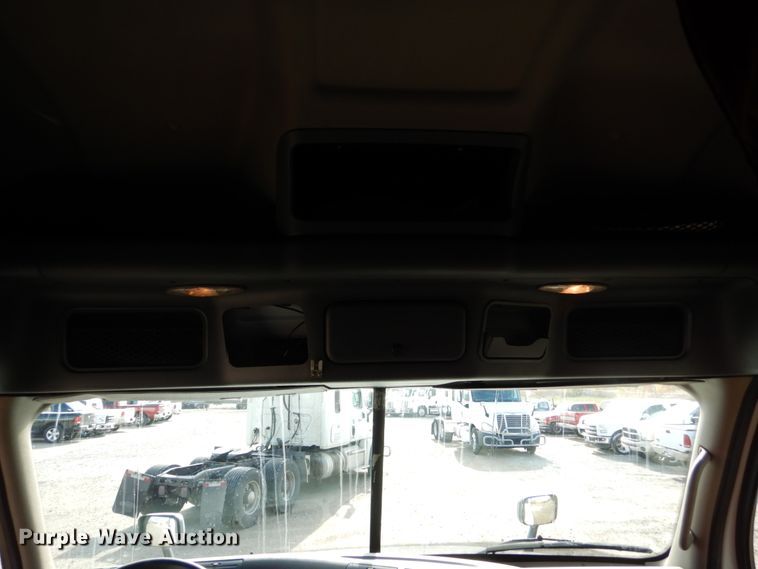 image for item EC9078 2013 Freightliner Cascadia semi truck