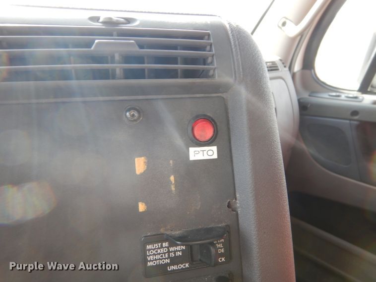 image for item EC9078 2013 Freightliner Cascadia semi truck