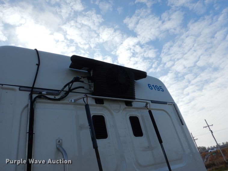 image for item EC9078 2013 Freightliner Cascadia semi truck