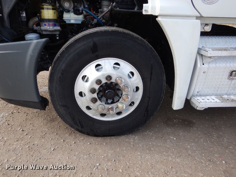 image for item EC9078 2013 Freightliner Cascadia semi truck