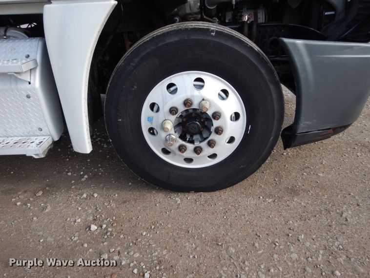 image for item EC9078 2013 Freightliner Cascadia semi truck