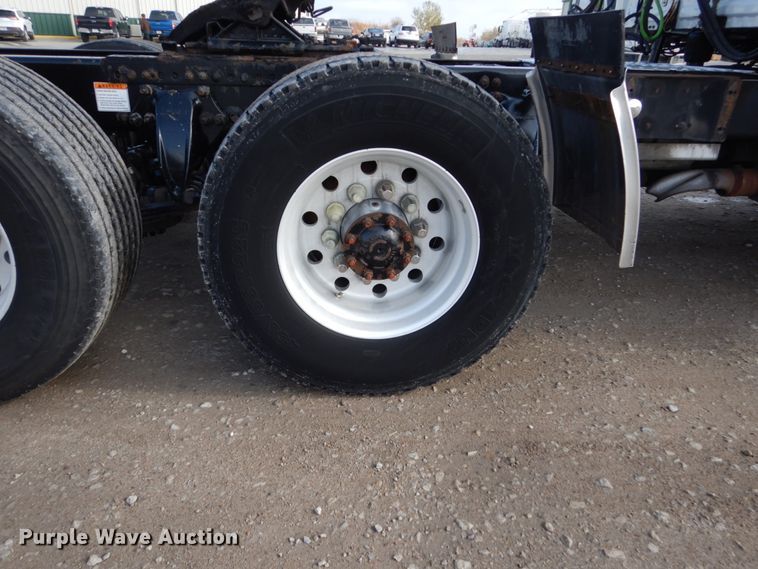 image for item EC9078 2013 Freightliner Cascadia semi truck