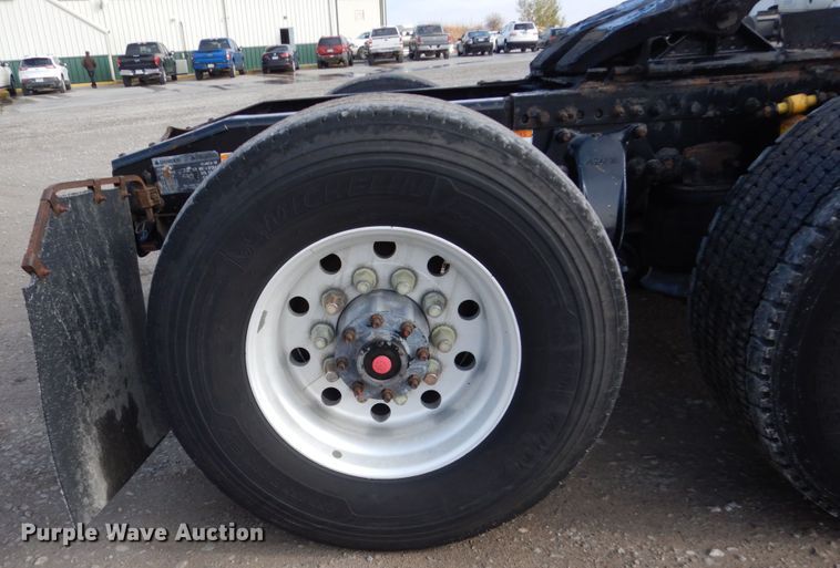 image for item EC9078 2013 Freightliner Cascadia semi truck