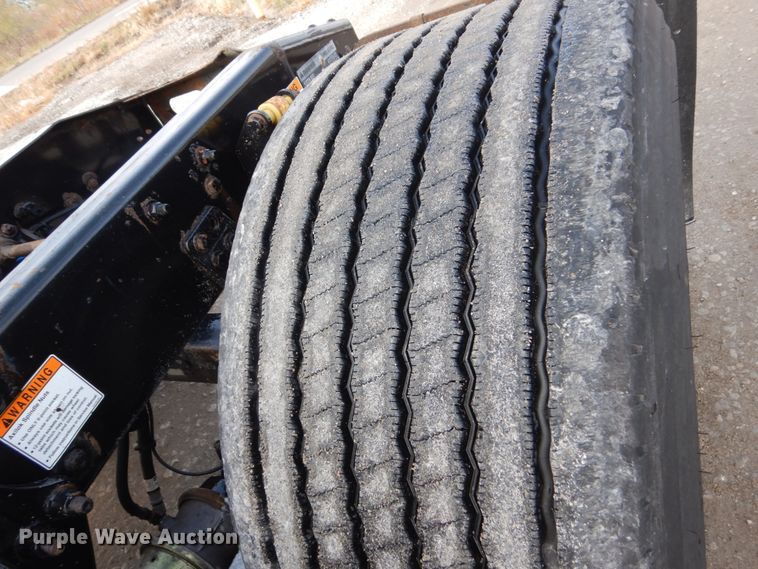 image for item EC9078 2013 Freightliner Cascadia semi truck