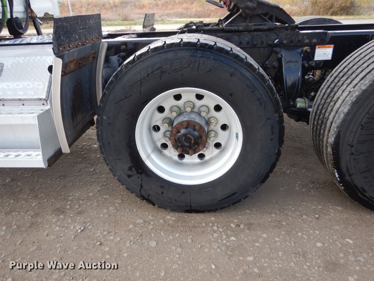 image for item EC9078 2013 Freightliner Cascadia semi truck