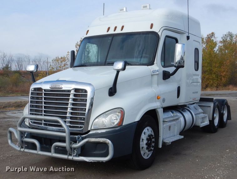 image for item EC9079 2013 Freightliner Cascadia semi truck