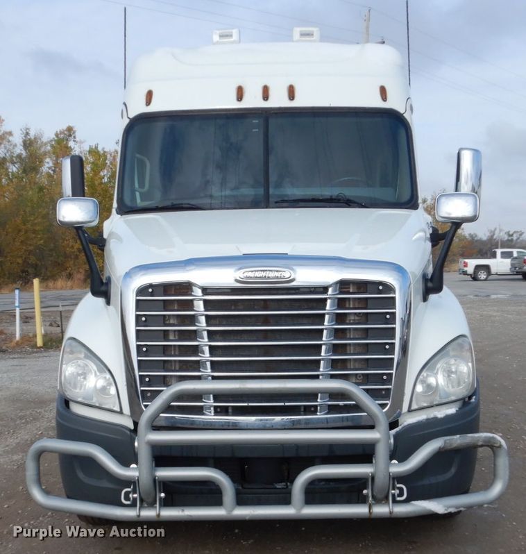 image for item EC9079 2013 Freightliner Cascadia semi truck