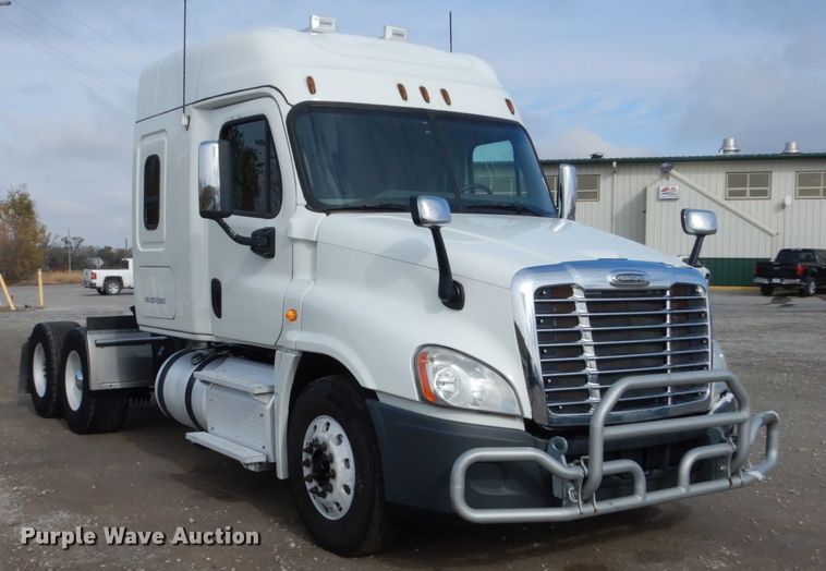 image for item EC9079 2013 Freightliner Cascadia semi truck