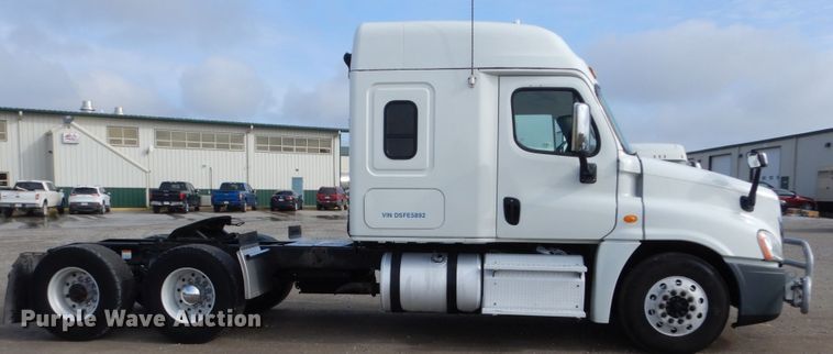 image for item EC9079 2013 Freightliner Cascadia semi truck