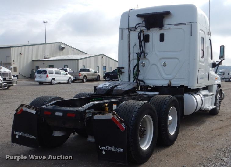 image for item EC9079 2013 Freightliner Cascadia semi truck