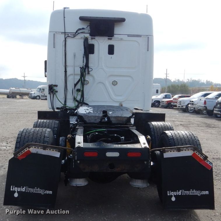 image for item EC9079 2013 Freightliner Cascadia semi truck