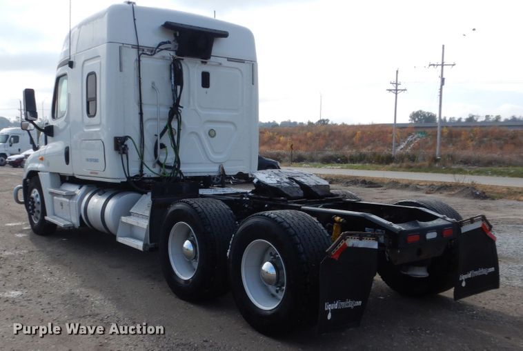 image for item EC9079 2013 Freightliner Cascadia semi truck