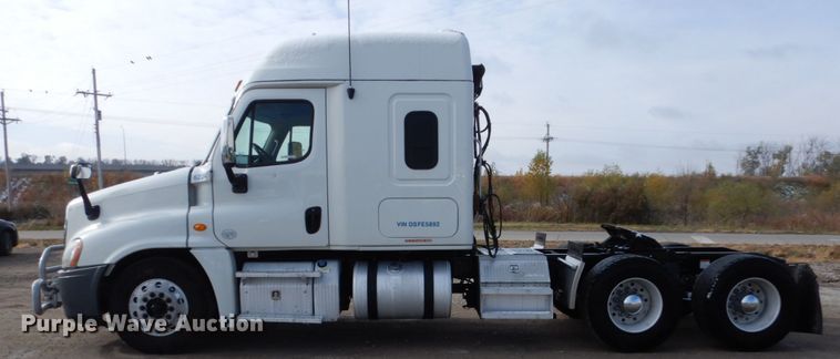 image for item EC9079 2013 Freightliner Cascadia semi truck