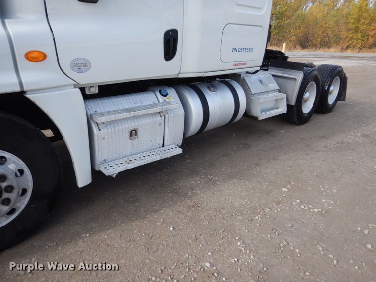 image for item EC9079 2013 Freightliner Cascadia semi truck