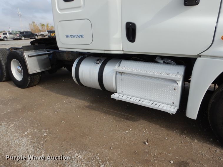 image for item EC9079 2013 Freightliner Cascadia semi truck