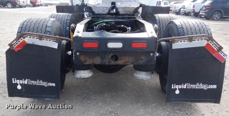 image for item EC9079 2013 Freightliner Cascadia semi truck