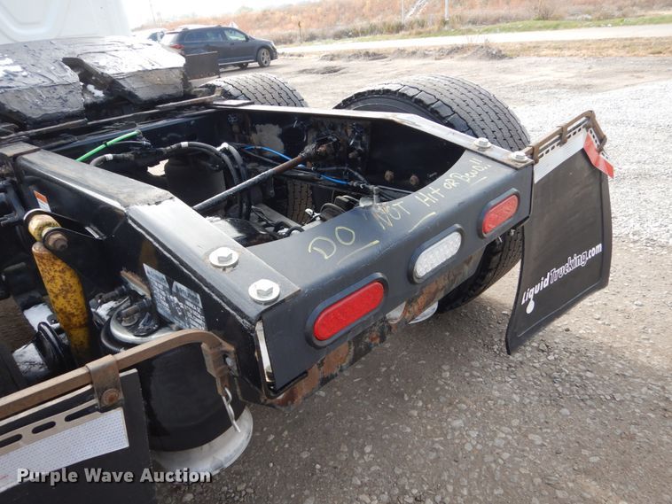 image for item EC9079 2013 Freightliner Cascadia semi truck