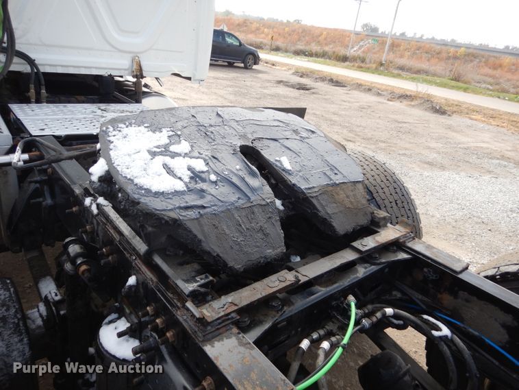 image for item EC9079 2013 Freightliner Cascadia semi truck