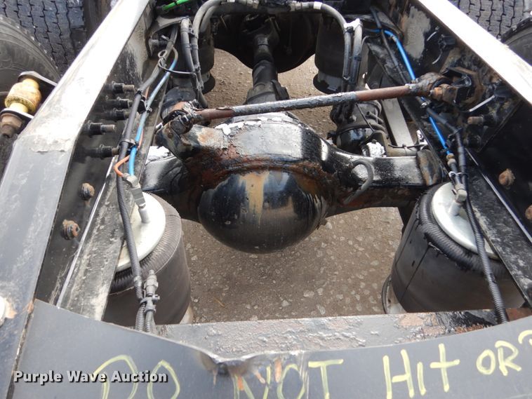 image for item EC9079 2013 Freightliner Cascadia semi truck