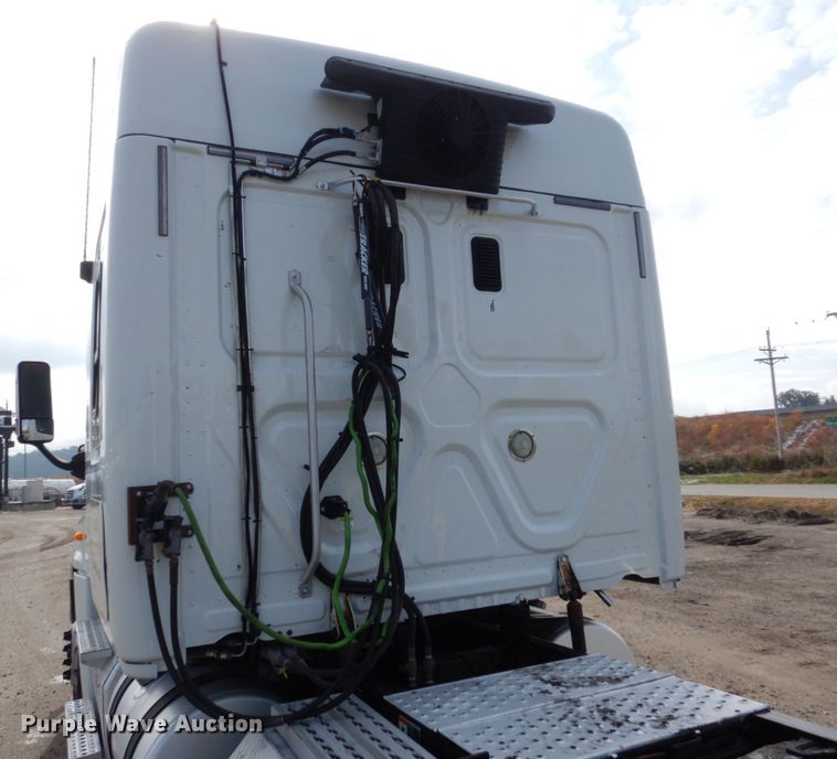 image for item EC9079 2013 Freightliner Cascadia semi truck