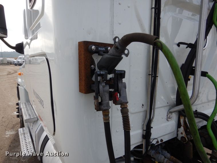 image for item EC9079 2013 Freightliner Cascadia semi truck