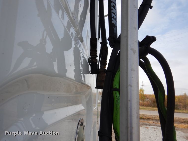 image for item EC9079 2013 Freightliner Cascadia semi truck