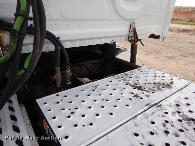 image for item EC9079 2013 Freightliner Cascadia semi truck