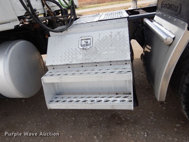 image for item EC9079 2013 Freightliner Cascadia semi truck