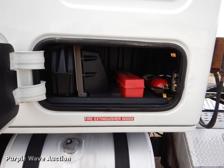 image for item EC9079 2013 Freightliner Cascadia semi truck